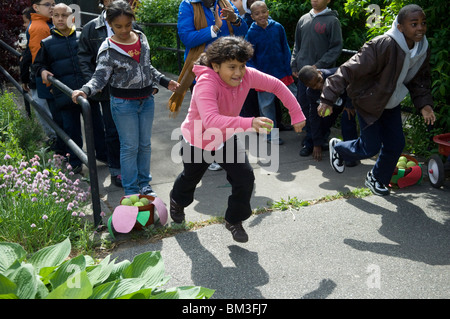 Schüler der zweiten Klasse über Blumen und Bestäubung im Stadtteil Bronx in New York Stockfoto