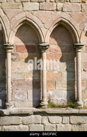 Eine Nahaufnahme des Gotischen Bogens dekorierte Wand "Bolton Abbey", England. Stockfoto