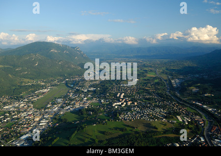 Luftaufnahme des Tals Cluses de Chambéry. Challes-Les-Eaux und La Ravoire. Wirsing (Savoie), Rhône-Alpes, Französische Alpen, Frankreich Stockfoto