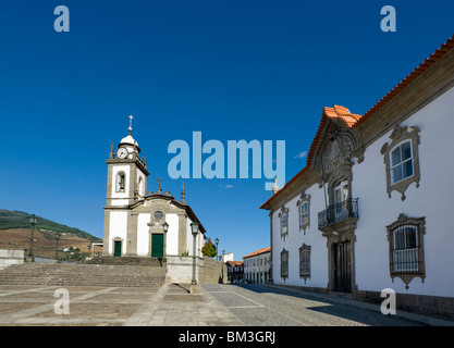 Portugal, das Alto Douro, Mesao Frio, Kirche Igreja Matriz De Sao Nicolau und Altstädter Ring im Douro-Tal Stockfoto