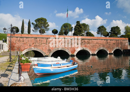 Brücke und Boote in Peschiera del Garda Veneto Region Italien Stockfoto