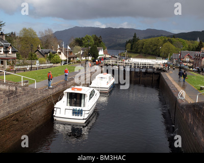 Boote warten, durch die Schleusen in Fort Augustus, Schottland, auf dem Weg zum Loch Ness zu gehen. Stockfoto