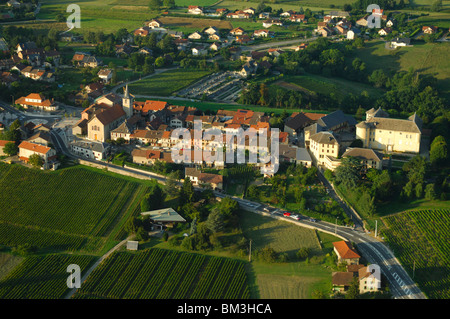 Luftaufnahme des Dorfes Les Marches. Wirsing (Savoie), Rhône-Alpes, Französische Alpen, Frankreich Stockfoto