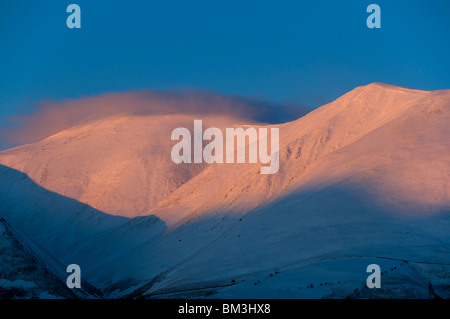 Winter-Sonnenuntergang über Skiddaw, Lake District, Cumbria, England, UK. Von in der Nähe von Keswick. Stockfoto