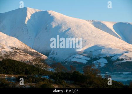 Skiddaw vom Kinn (Grisedale Pike) im Winter, in der Nähe von Keswick, Lake District, Cumbria, England, UK Stockfoto