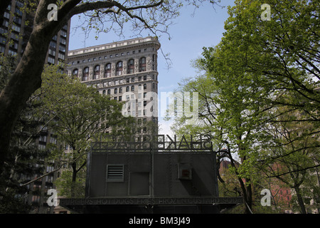 Heckansicht des Shake Shack Restaurant, Madison Square Park, NYC, Flatiron Building in Ferne, April 2010. © Katharine Andriotis Stockfoto