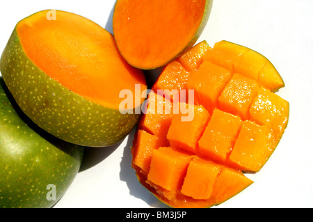 Mango Scheiben isoliert auf weiss Stockfoto
