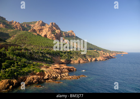 Massif de l ' Esterel, ockerfarbenen Felsen & Mittelmeerküste, in der Nähe von Saint-Raphaël, Var Département, Côte d ' Azur, Frankreich Stockfoto