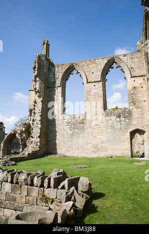 Gotischer Bogen Fenster bleibt bei "Bolton Abbey", Wharfedale, Yorkshire, England. Stockfoto