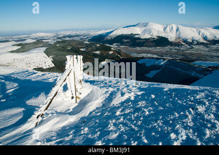 Skiddaw von Grisedale Pike im Winter, Grasmoor Fells, Lake District, Cumbria, England, UK Stockfoto