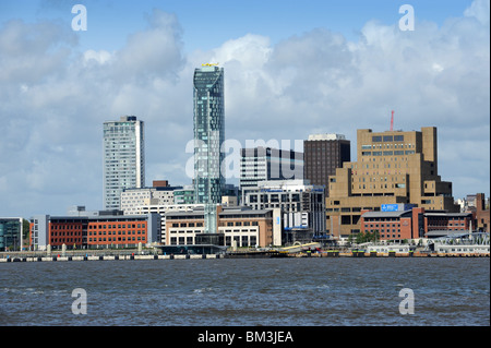 Panorama der modernen Architektur in Liverpool gesehen aus über den Fluss Mersey Stockfoto