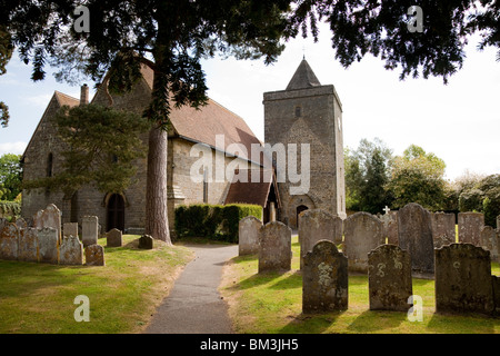 Die Dorfkirche und Kirchhof von St. James am Stedham in West Sussex Stockfoto