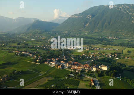 Luftaufnahme des Tal namens Cluses de Chambéry. Montgelas-Gipfel zurück. Wirsing (Savoie), Rhône-Alpes, Französische Alpen, Frankreich Stockfoto