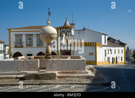 Portugal Alentejo, Evora, Renaissancebrunnen In Largo Das Portas De Moura mit einem Haus im maurischen Stil deckt Stockfoto