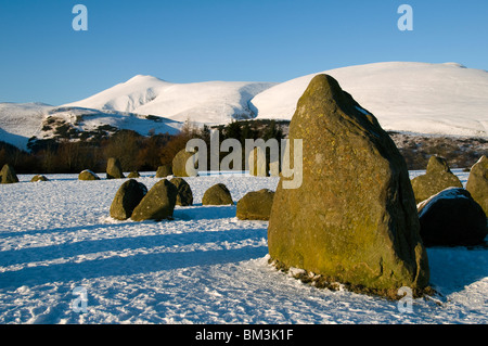 Castlerigg Stone Circle und dem Berg Skiddaw im Winter, Lake District, Cumbria, England, UK Stockfoto