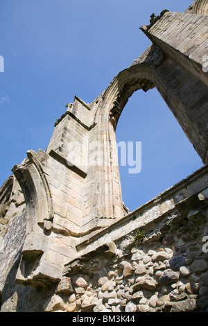 Eine "Gotischer Bogen-Fenster" auf "Bolton Abbey", Wharfedale, Yorkshire, England. Stockfoto