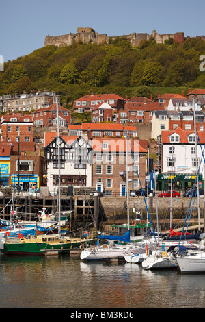 Scarborough Hafen und die Burg Stockfoto