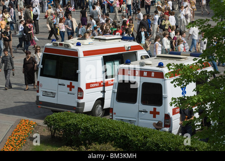 Zwei Krankenwagen Autos im Zentrum von Moskau am Manezhnaya Platz in der Nähe von Moskau Kremlin Stockfoto