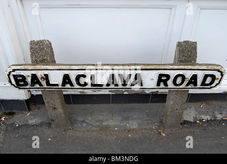 Straßenname Zeichen für Balaclava Road, Surbiton, Surrey, England, benannt nach Schlacht von Balaklava 1854 während des Krimkrieges Stockfoto