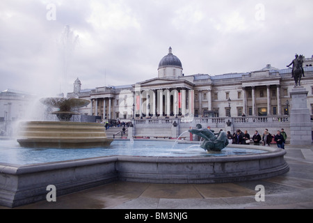 Brunnen und die National Gallery am Trafalgar Square in London Stockfoto