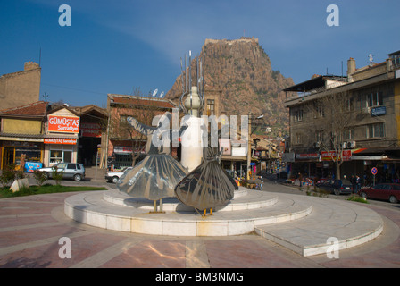 Derwisch-Denkmal mit Grünkohl der Burg im Hintergrund Afyon Anatolien Türkei Westasien Stockfoto