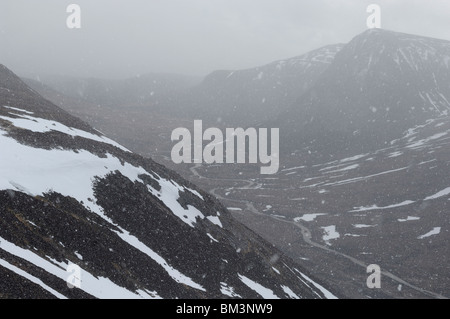 Schnee fällt in der Lairig Ghru Cairngorm National Park mit dem Teufel im Hintergrund Stockfoto