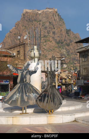 Derwisch-Denkmal mit Grünkohl der Burg im Hintergrund Afyon Anatolien Türkei Westasien Stockfoto