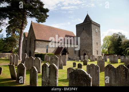 Die Dorfkirche und Kirchhof von St. James am Stedham in West Sussex Stockfoto