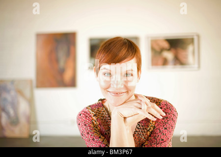 Frau in der Kunst-Galerie Stockfoto