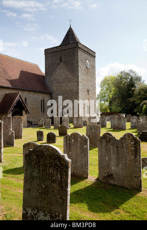 Die Dorfkirche und Kirchhof von St. James am Stedham in West Sussex Stockfoto