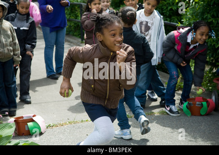 Schüler der zweiten Klasse über Blumen und Bestäubung im Stadtteil Bronx in New York Stockfoto