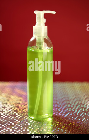 Aloe Vera Gel grüne durchsichtige Flasche, Studio gedreht Stockfoto