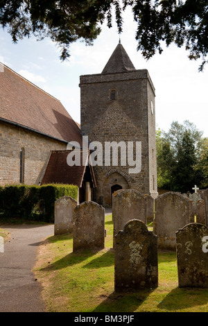 Die Dorfkirche und Kirchhof von St. James am Stedham in West Sussex Stockfoto