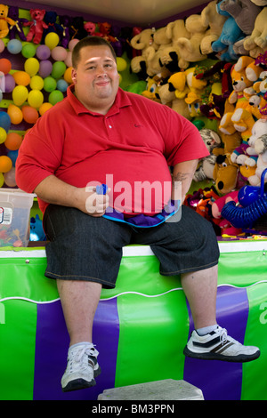 Karneval Arbeiter aka Schausteller Ballon Dart Spiel, New York State, USA Stockfoto