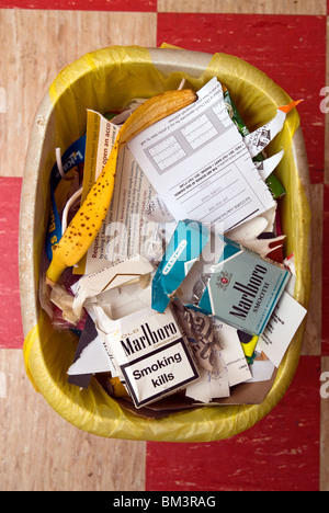 Schachteln Marlboro Zigaretten werden in den Papierkorb auf Samstag, 8. Mai 2010 gesehen. (© Richard B. Levine) Stockfoto