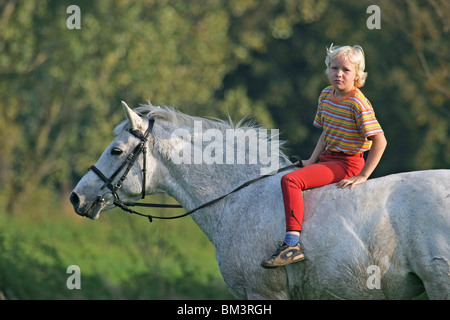 Mädchen Auf Pony / Mädchen mit Pony Stockfoto