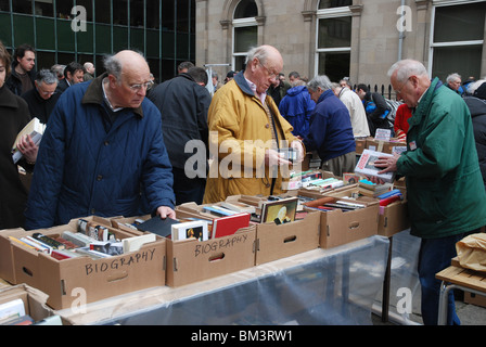 Kunden bei der jährlichen Christian Aid Buch Verkauf in St. Andrew's und St George's West Kirche auf der George Street, Edinburgh, Schottland, Großbritannien. Stockfoto