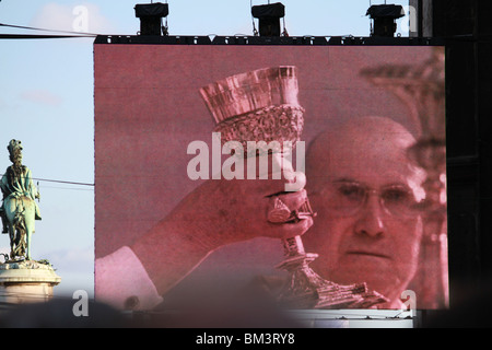 Lissabon - 11 Mai: Papst Benedikt XVI. Hand und Kardinal Bertone feiert die Messe für 200,000 Menschen 11, 2010 in Lissabon, Portugal Stockfoto