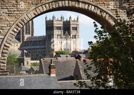 Durham Kathedrale gesehen durch einen Bogen von Durhams Eisenbahn-Viadukt, City of Durham, England, UK Stockfoto