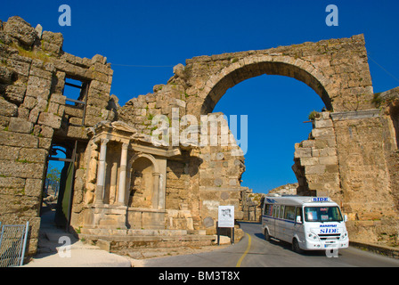 Dolmus Minibus durch antikes Tor Seite mediterranen Küste Anatolien Türkei Asien Stockfoto