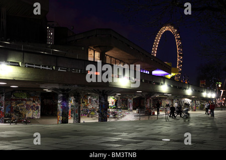 Royal Festival Hall und das London Eye, Southbank Centre London, Großbritannien. Stockfoto