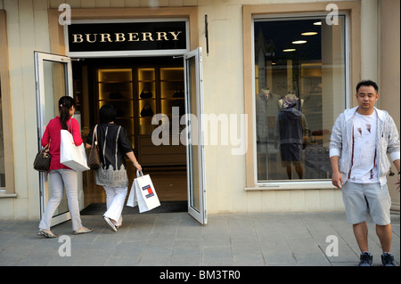 Burberry Store in Peking Scitech Premium Outlet Mall in Peking, China. 15. Mai 2010 Stockfoto