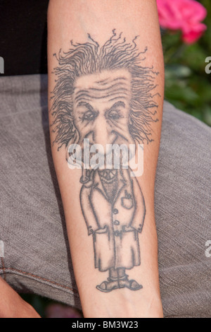 Tattoo von Albert Einstein auf dem Arm des jungen Mannes. Model Released. Stockfoto