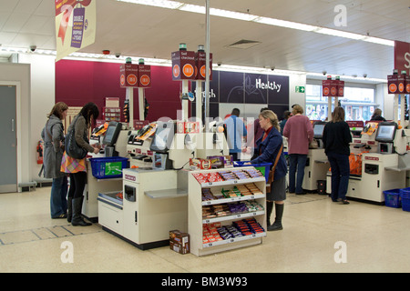 Sainsburys Self Service Kasse Camden Town, London Stockfoto