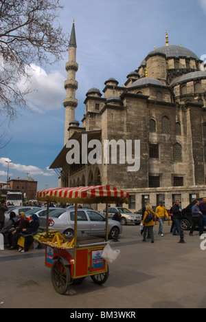 Corn Cob Verkäufer außerhalb Yeni Camii der neuen Moschee Sultanahmet Istanbul Türkei Europa Stockfoto