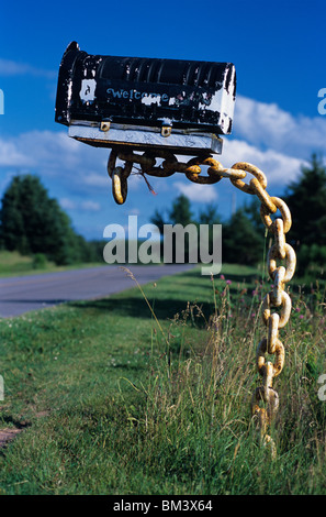 Postfach an einer Kette mit "Welcome" Aufschrift entlang einer Landstraße in Prince Edward Island, Canada Stockfoto