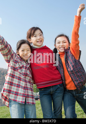 Drei Mädchen stehen im grünen Feld Stockfoto