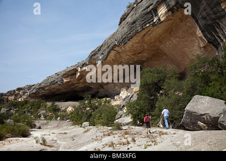 Leitfaden Sie mit den Besucher am Schicksal Bell Tierheim Überhang mit Felszeichnungen Seminole Canyon Texas USA Stockfoto