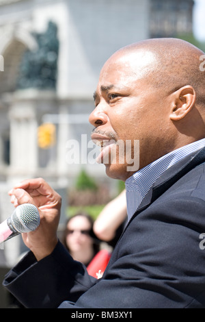 New York State Senator Eric Adams, anlässlich der Brooklyn Public Library in Grand Army Plaza, Brooklyn, 15. Mai 2010 Stockfoto