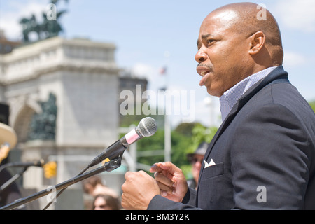 New York State Senator Eric Adams, anlässlich der Brooklyn Public Library in Grand Army Plaza, Brooklyn, 15. Mai 2010 Stockfoto